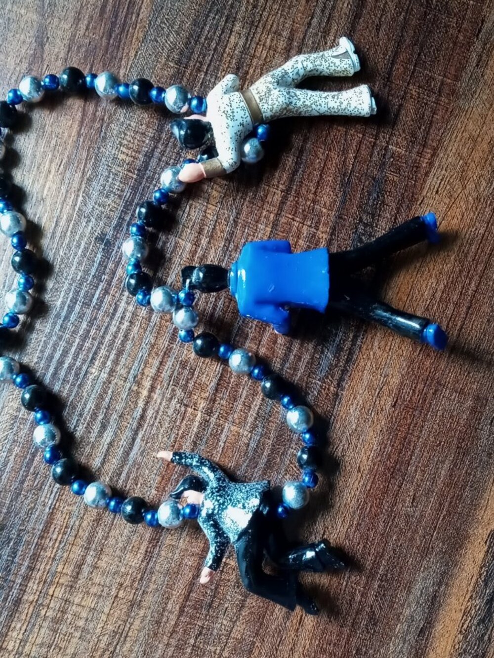 Vintage Mardi Gras Throw Bead Necklace w/3 Elvis Presley Figurines 🕺🎙️🎸⚡️ - Picture 9 of 16